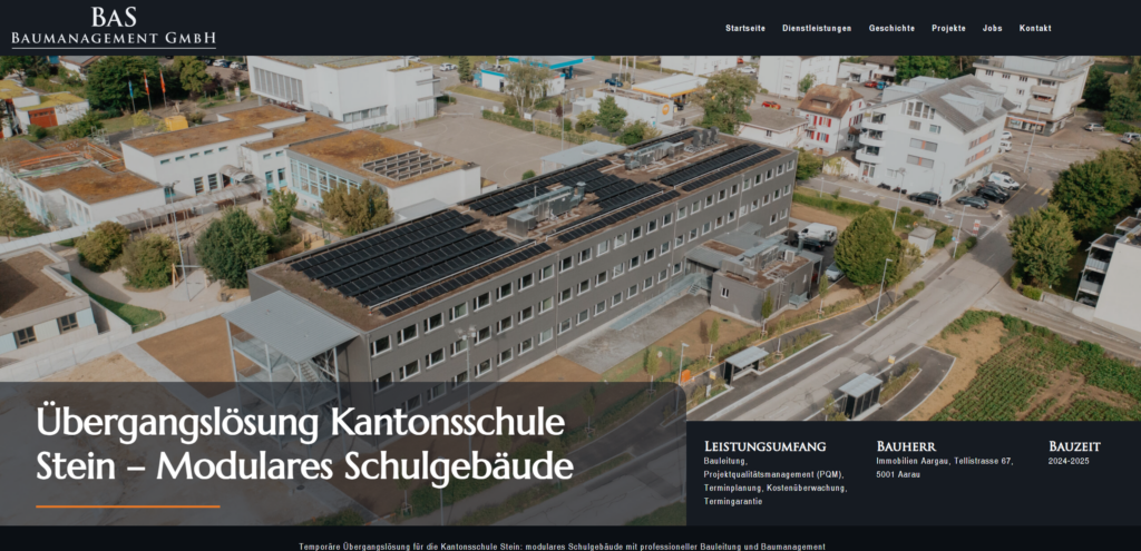 Website-Screenshot eines Projekt-Detailseiten-Headers: großes Drohnenfoto des modularen Schulgebäudes der Kantonsschule Stein; darüber ein dunkles Titelband „Übergangslösung Kantonsschule Stein – Modulares Schulgebäude“ und rechts daneben Faktenboxen zu Leistungsumfang, Bauherr und Bauzeit.
